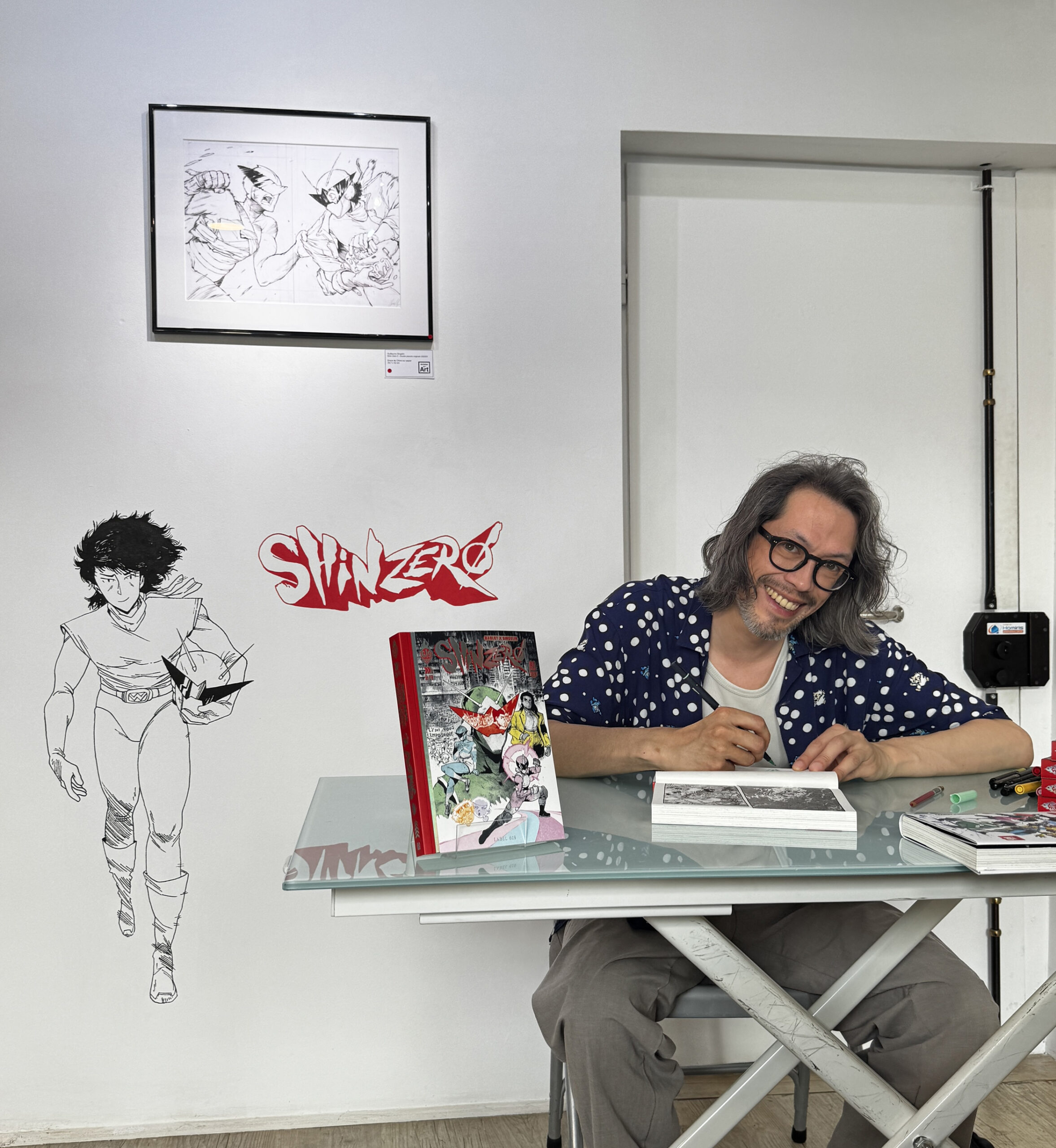 Guillaume Singelin dédicaçant Shin Zero 2 à la galerie Achetez de l'Art