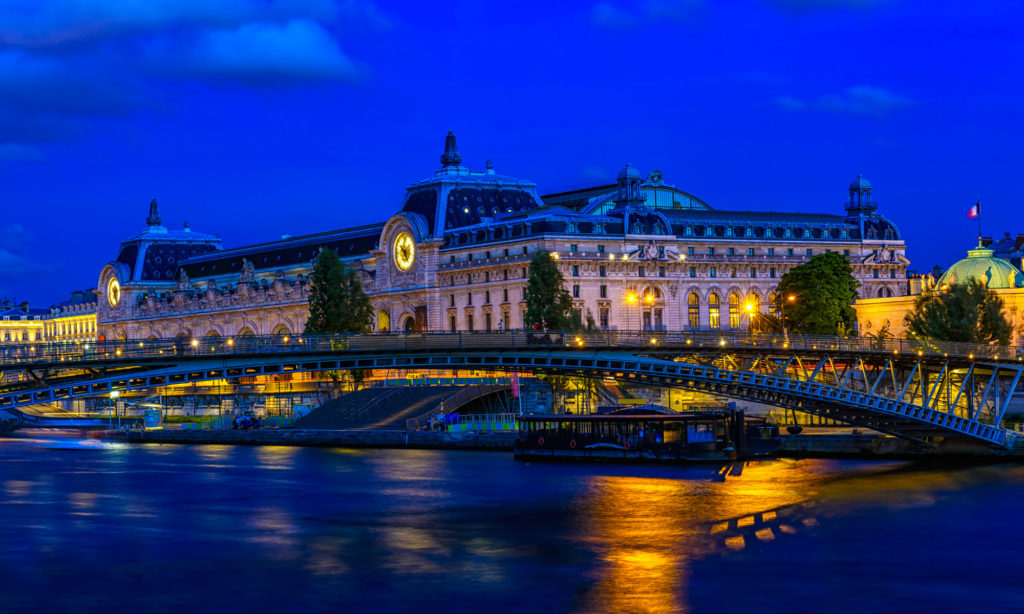 Le musée d'Orsay bleu et rose